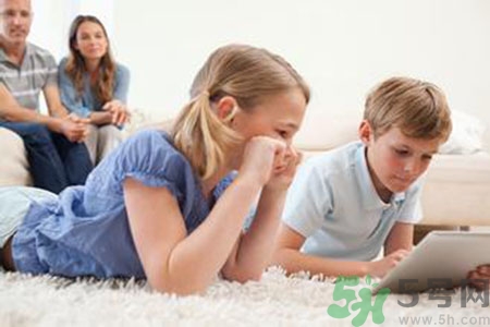 5歲男孩突然大叫頭疼 小孩玩平板電腦的危害有哪些？