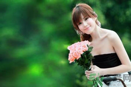 女人為什么一個胸大一個胸?。颗说膬蓚€胸為什么不一般大？