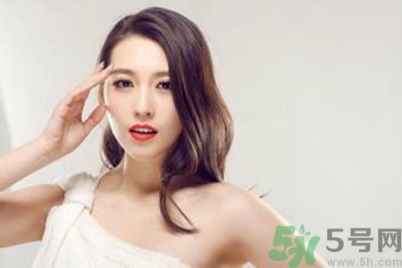 女人為什么一個胸大一個胸??？女人的兩個胸為什么不一般大？