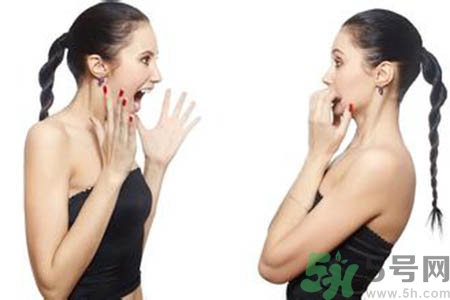 女人為什么一個胸大一個胸?。颗说膬蓚€胸為什么不一般大？