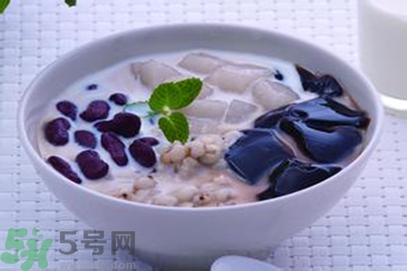 仙草是龜苓膏嗎？仙草和龜苓膏的區(qū)別？