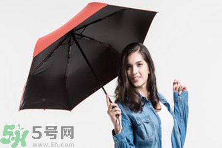 太陽傘是黑膠好還是銀膠好？太陽傘黑膠和銀膠哪個更防曬？