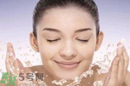 夏季臉上出油怎么回事？夏季臉上出油怎么辦？