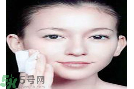 夏季臉上出油怎么回事？夏季臉上出油怎么辦？