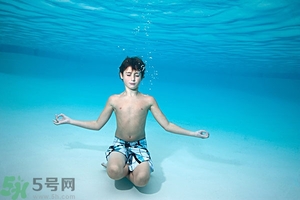 吃完晚飯可以立即游泳嗎？吃完飯游泳對(duì)身體好嗎？