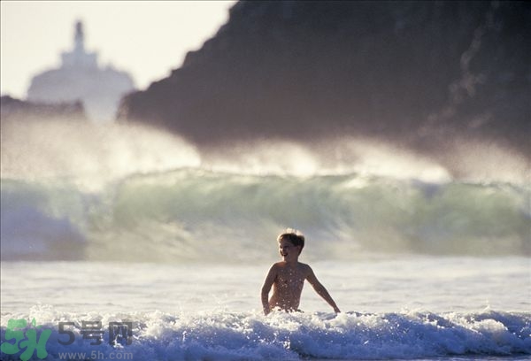 游泳不帶泳鏡可以嗎？在水下可以睜開眼睛嗎？