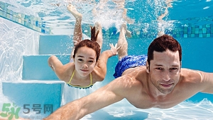 游泳不帶泳鏡可以嗎？在水下可以睜開眼睛嗎？