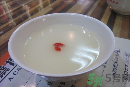 嬰兒能喝米湯加牛奶嗎？嬰兒喝米湯有什么好處？