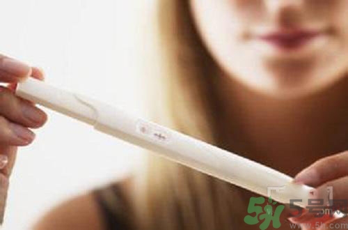 驗孕棒測了沒有懷孕但是惡心想吐是怎么回事？