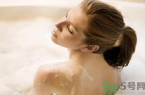 冷水洗澡好還是熱水洗澡好？冷水洗澡好不好？