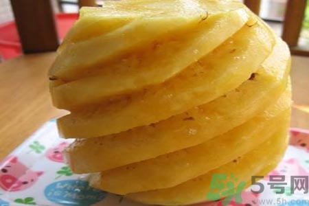 菠蘿為什么要用鹽水泡？吃菠蘿用不用泡鹽水？