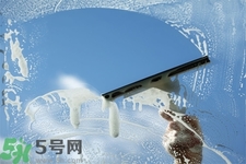 擦玻璃小竅門方法是什么？擦玻璃的小竅門有哪些？