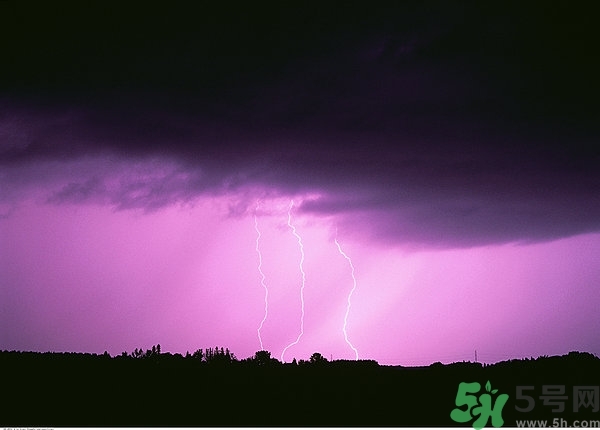 打雷可以撐傘嗎？打雷可以玩筆記本電腦嗎？