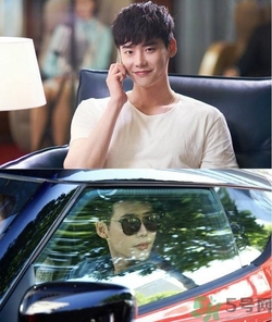 李鐘碩開的什么車？姜哲開的什么車？