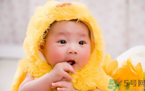 寶寶特別喜歡含著手指睡覺(jué)怎么辦？怎樣糾正寶寶含著手指睡覺(jué)的習(xí)慣？