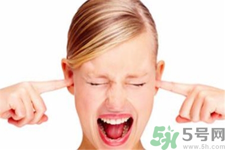 耳朵后面長了個硬包怎么回事？ 耳朵后面長了個硬包怎么辦？