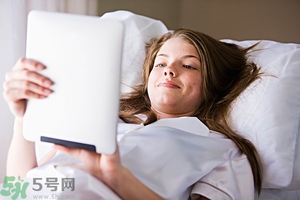 女生趴著睡對(duì)乳房好嗎？女生趴著睡對(duì)胸部有什么壞處？