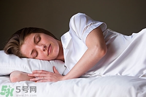 女生趴著睡對(duì)乳房好嗎？女生趴著睡對(duì)胸部有什么壞處？