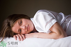 女生趴著睡對(duì)乳房好嗎？女生趴著睡對(duì)胸部有什么壞處？