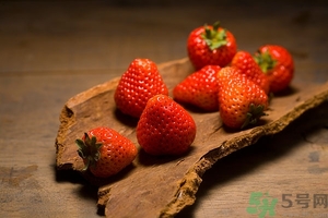 草莓有點(diǎn)爛還能吃嗎？草莓爛了一點(diǎn)還能吃嗎？