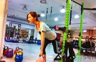 女生健身喝什么牛奶好？女生健身吃什么好？