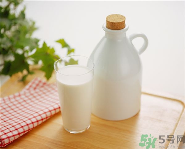 健身喝什么牛奶？健身喝全脂牛奶還是脫脂牛奶？