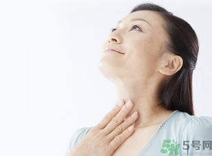 秋季嗓子干癢咳嗽是怎回事？秋季嗓子干癢咳嗽怎么辦？