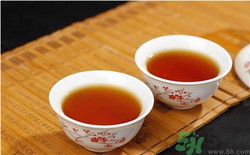 胖大?？梢院途栈ㄒ黄鹋菟葐幔颗执蠛：途栈ㄒ黄鹋菟鹊墓π?></p><p>胖大海和菊花一起泡水喝還是具有一定的副作用的，因為胖大海性味甘寒，也有其毒性的。如果不辨病因、不分體質(zhì)而臨時喝胖大海會有損健康的。胖大海的藥性偏涼，能促進小腸蠕動，發(fā)生平緩的瀉下作用，但臨時、過量喝胖大海則會引起脾胃衰弱，導(dǎo)致腹瀉、飲食縮小、胸悶、身體消瘦等副作用。腸胃不好的人會表現(xiàn)得更分明。而對于自身已有腹瀉的患者，假如臨時服用胖大海，則將使病情進一步加重。由其引起的過敏反響或許多，如全身皮膚發(fā)癢、口唇水腫、頭暈、心慌、惡心等，嚴重可危及性命。</p><p>胖大海的藥性寒涼，多用會損傷人體陽氣，尤其會引起脾胃功能損傷。同時，菊花也是不適宜長期喝，因為菊花也是涼性的，陽虛體質(zhì)的人，如果一味地喝具有清熱瀉火功效的菊花茶，容易損傷正氣，越喝越虛，尤其是脾胃虛寒的人，多喝性涼的菊花茶還容易引起胃部不適，導(dǎo)致反酸。</p><p>因此，胖大海和菊花一起泡水喝應(yīng)當(dāng)奏效就收，不可當(dāng)作保健飲料或茶水臨時飲用。另外，女性經(jīng)期也當(dāng)慎用。而體質(zhì)偏寒的人不妨放點枸杞，而脾胃虛寒的人最好少喝?？梢姡执蠛：途栈ㄒ黄鹋菟纫彩怯羞x擇的，不能千人一方。</p><p><span style=
