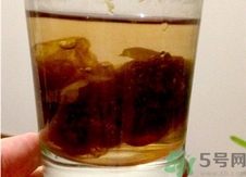 胖大?？梢院途栈ㄒ黄鹋菟葐?？胖大海和菊花一起泡水喝的功效