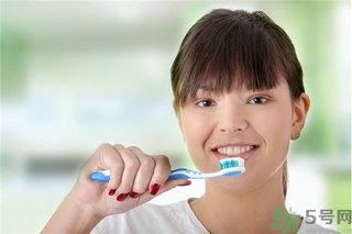 洗牙能讓牙齒變白嗎？洗牙對(duì)牙齒有傷害嗎？
