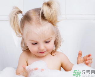 秋季嬰兒要每天洗澡嗎？秋季給嬰兒洗澡的正確步驟