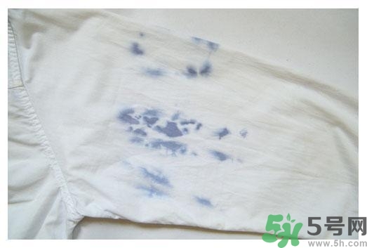 衣服長黑點怎么洗掉？衣服上長霉點怎么去除？