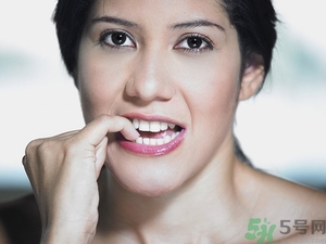 咬指甲什么原因？咬指甲是什么?。?><br/></p><h3>咬指甲是什么病</h3><p>咬指甲屬于心理類疾病，這主要是由于營(yíng)養(yǎng)元素缺乏引起的神經(jīng)反應(yīng)異常導(dǎo)致的，由于長(zhǎng)期不良行為習(xí)慣導(dǎo)致的，生活環(huán)境影響導(dǎo)致的，這些都導(dǎo)致出現(xiàn)咬指甲癥狀的主要原因，可以通過(guò)一些方法進(jìn)行修正，下面就來(lái)詳細(xì)了解引起咬指甲的原因，以及正確的解決方法吧。</p><h4>1、營(yíng)養(yǎng)缺乏</h4><p>人體缺乏鐵、鋅等礦物質(zhì)元素的時(shí)候，會(huì)引起人體代謝功能異常，味覺(jué)異常，食欲異常，進(jìn)而會(huì)出現(xiàn)異食癖的癥狀，咬指甲就是非常常見(jiàn)的一種現(xiàn)象，這是屬于營(yíng)養(yǎng)不良類疾病，需要及時(shí)補(bǔ)充缺乏的營(yíng)養(yǎng)。對(duì)于這種情況引起的咬指甲現(xiàn)象，首先要做的就是找出引起營(yíng)養(yǎng)缺乏的原因，然后再合理補(bǔ)充缺乏的營(yíng)養(yǎng)元素，可以有效消除咬指甲癥狀。</p><p style=