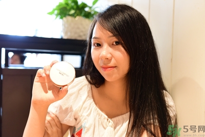 age20s粉底霜粉色和白色有什么區(qū)別？