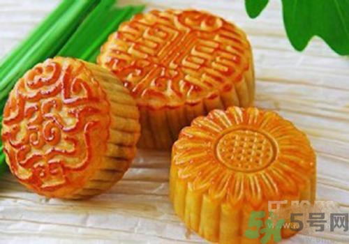 月餅裂開了是怎么回事？月餅開裂了可以吃嗎？