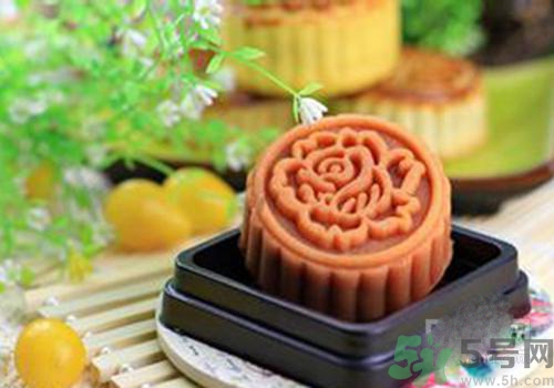 月餅裂開了是怎么回事？月餅開裂了可以吃嗎？