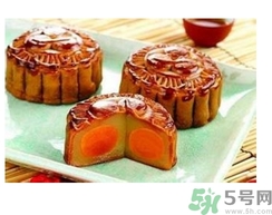月餅裂開了是怎么回事？月餅開裂了可以吃嗎？