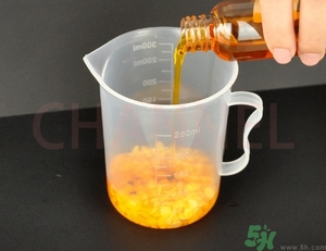 潤(rùn)唇膏怎么做？潤(rùn)唇膏自制方法