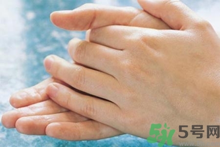 手指關(guān)節(jié)疼痛的原因是什么？手指關(guān)節(jié)痛如何治療？