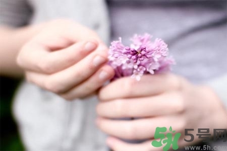 ?手指關(guān)節(jié)疼痛的危害？如何緩解手指關(guān)節(jié)疼痛？