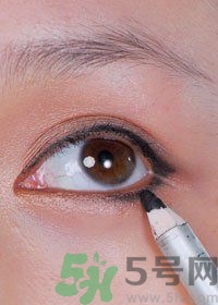 眼線(xiàn)怎么畫(huà)好看圖解？單眼皮怎么畫(huà)眼線(xiàn)好看？