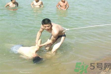 溺水怎么辦？溺水如何自救？