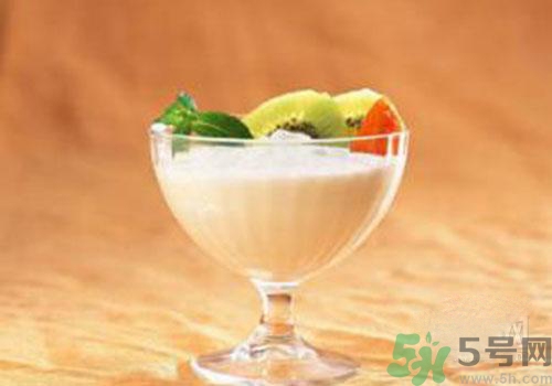 純牛奶和酸奶可以一起吃喝嗎？純牛奶和酸奶一起喝有什么好處？