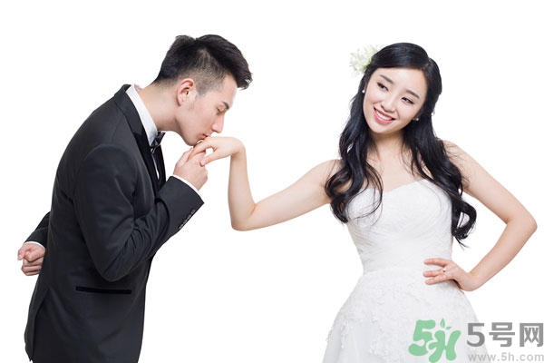 第一次接吻怎么接？和男生接吻沒(méi)感覺(jué)怎么辦？