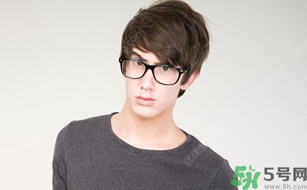 15歲男孩的標(biāo)準(zhǔn)身高應(yīng)該多高？15歲男孩的標(biāo)準(zhǔn)身高體重