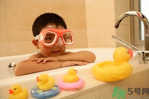 15歲男孩的標(biāo)準(zhǔn)身高應(yīng)該多高？15歲男孩的標(biāo)準(zhǔn)身高體重