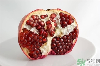 吃石榴手指發(fā)黃怎么辦？吃石榴手指變黑怎么辦？