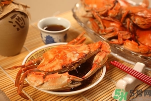 吃螃蟹可以喝紅酒嗎？吃螃蟹可以喝酒嗎？