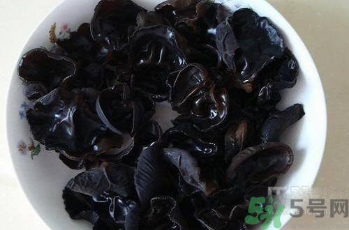 下巴長痘是上火嗎？下巴長痘吃什么好？
