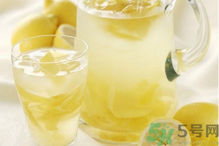 檸檬水能隔夜喝嗎？隔夜的檸檬水還能喝嗎？